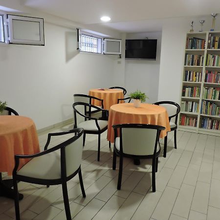 Albergo Sabrina Римини Екстериор снимка